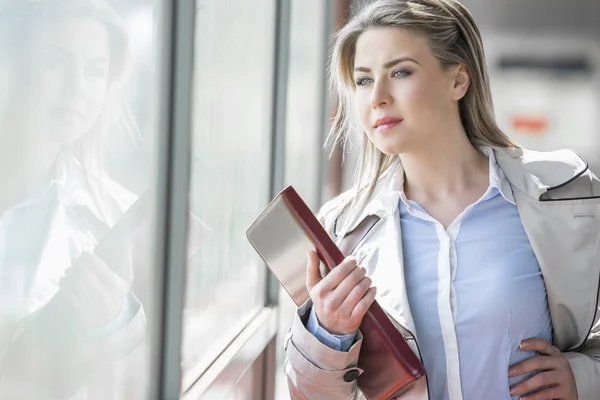 Mujer de negocios mirando a través del vidrio — Foto de Stock