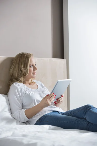 Mujer sosteniendo tableta digital — Foto de Stock