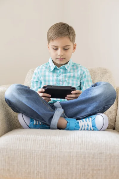 Junge spielt Videospiel — Stockfoto