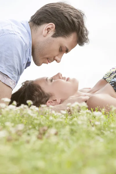 Hombre joven mirando a la mujer — Foto de Stock