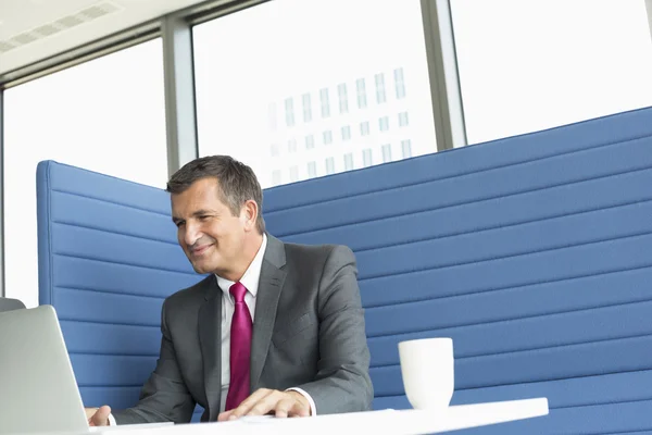 Businessman using laptop — Stock Photo, Image