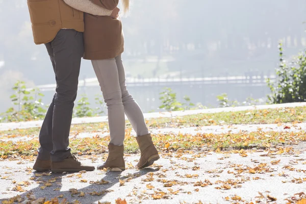 Paar steht im Park — Stockfoto