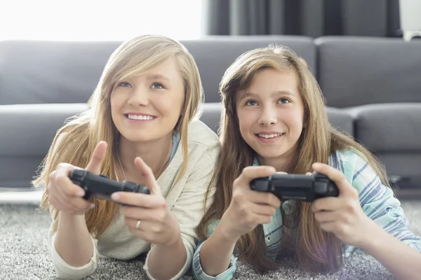 Sisters playing video games — Stock Photo, Image