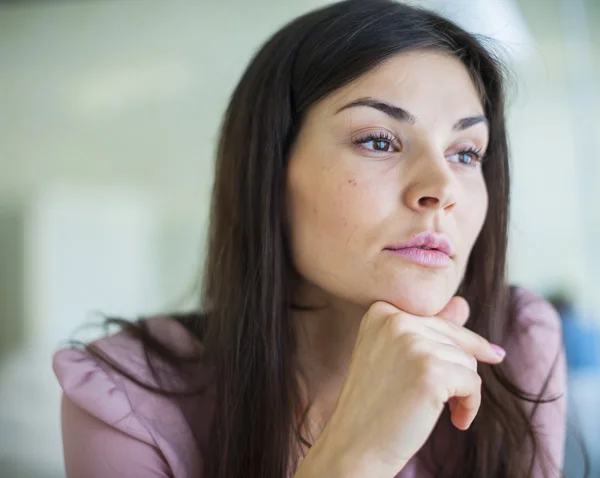 Femme d'affaires détournant les yeux — Photo