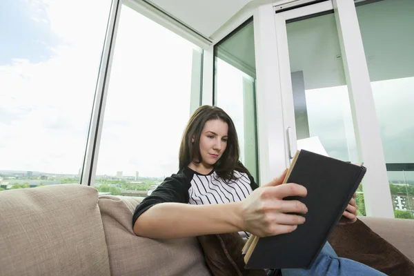 Schöne Frau liest Buch — Stockfoto