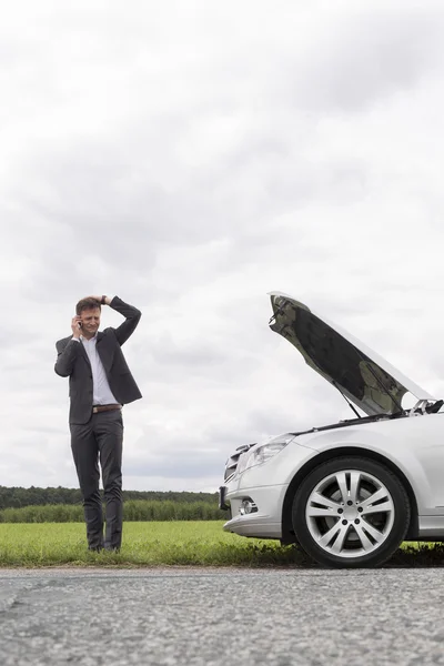 Geschäftsmann mit Handy — Stockfoto