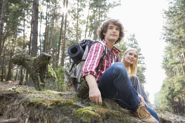 Hiking couple relaxing in forest — Stock Photo, Image