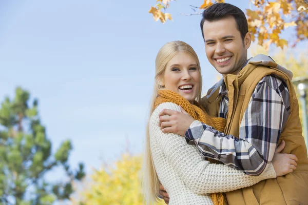 Pareja abrazándose en parque — Foto de Stock