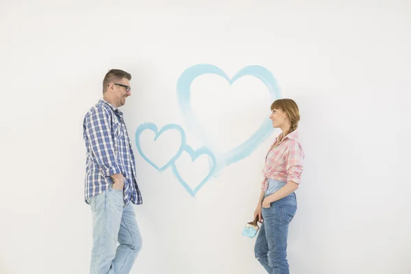 Casal olhando um para o outro — Fotografia de Stock