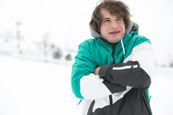 Mann in Jacke zittert — Stockfoto