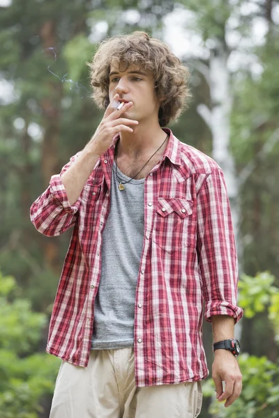 Young man smoking — Stock Photo, Image