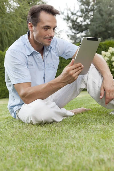 Uomo che utilizza compresse — Foto Stock