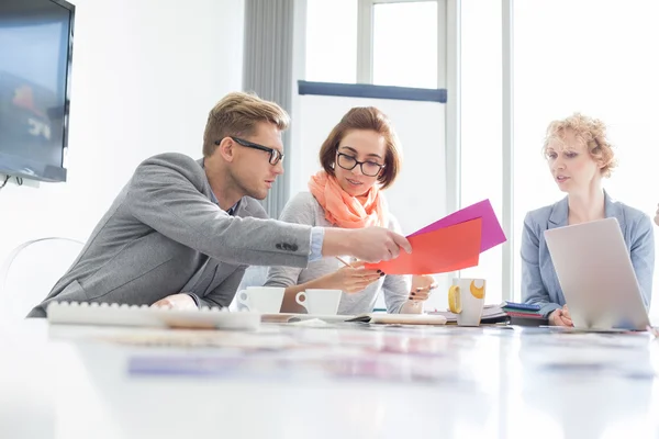 Businesspeople analyzing documents — Stock Photo, Image