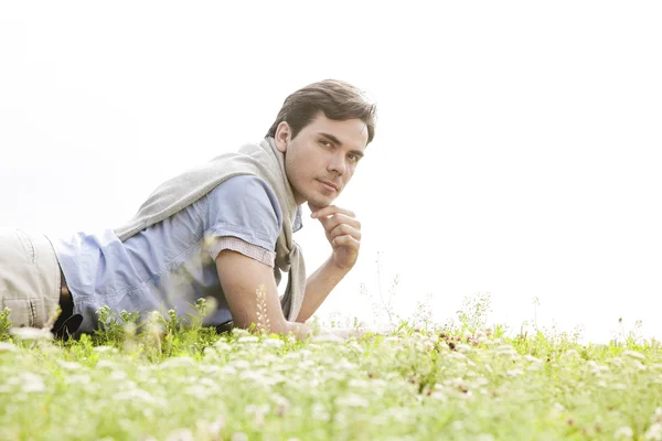 Hombre acostado en la hierba — Foto de Stock