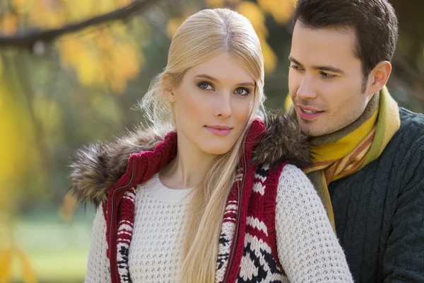 Vrouw met vriendje permanent in park — Stockfoto