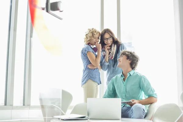 Hombre de negocios mirando a colegas femeninos — Foto de Stock