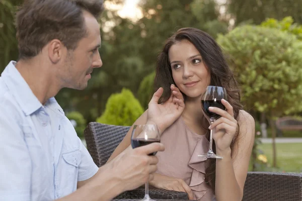 Parkta çift holding şarap gözlük — Stok fotoğraf