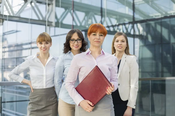 Mulheres de negócios em pé juntos — Fotografia de Stock