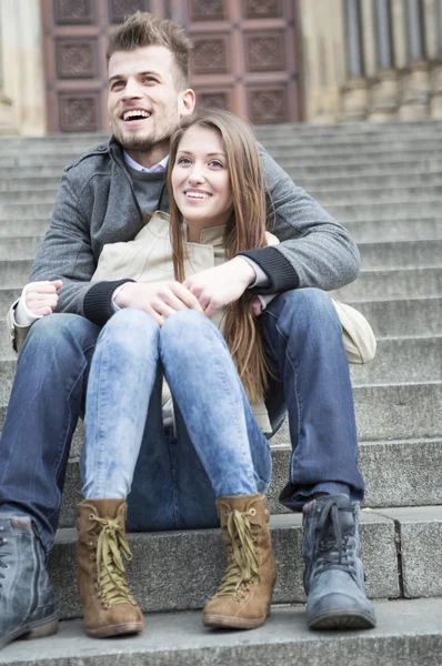 Paret sitter på stegen — Stockfoto