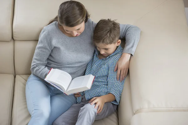 Mère et fils lisant le livre — Photo