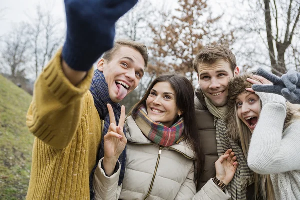 Parejas tomando autorretrato — Foto de Stock