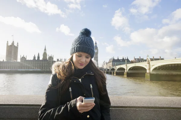 Vrouw die sms 'jes leest — Stockfoto