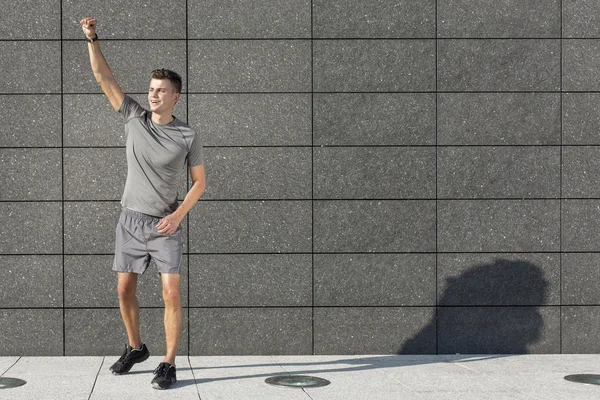 Jogger in piedi contro il muro — Foto Stock