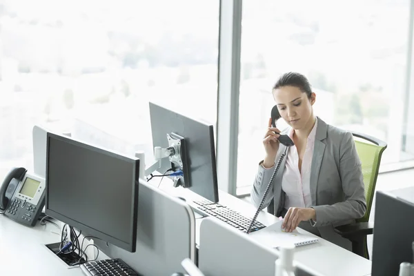 Businesswoman talking on telephone — Stock Photo, Image