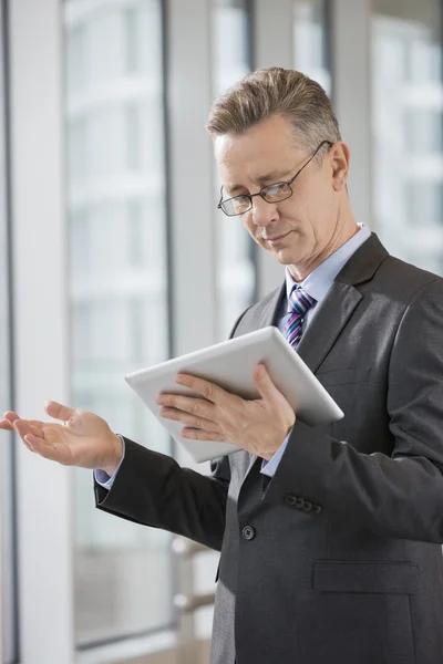 Zakenman gebaren tijdens het gebruik van tablet Pc — Stockfoto