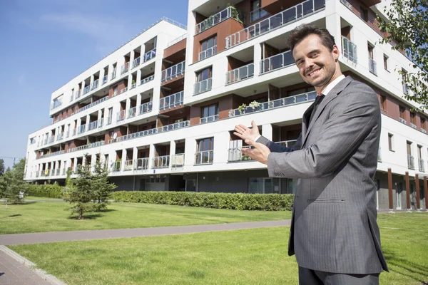 Real estate agent presenting office — Stock Photo, Image