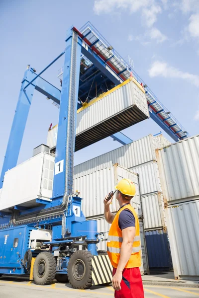 Werknemer met behulp van walkie-talkie — Stockfoto