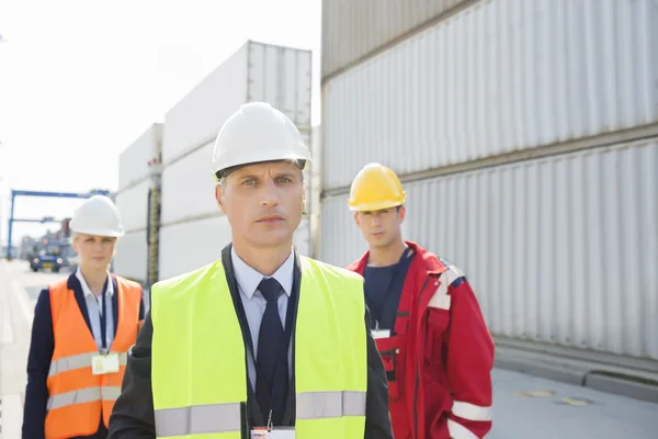 Arbeiter stehen in Werft — Stockfoto