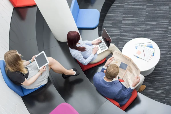 People sitting in office lobby — Stock Photo, Image