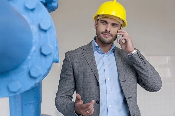 Administrador usando teléfono inteligente — Foto de Stock