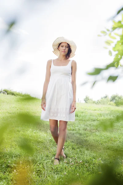 Mulher andando no parque — Fotografia de Stock