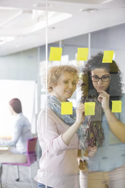 Mulheres de negócios brainstorming com notas pegajosas — Fotografia de Stock