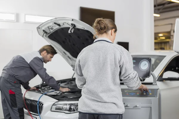 Mechanics working in repair shop — Stock Photo, Image