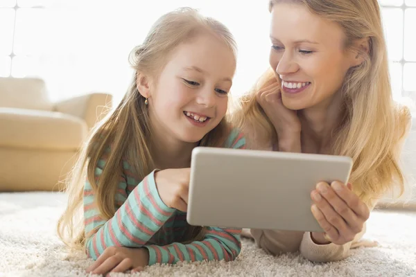 Matka a dcera pomocí digitálních tablet — Stock fotografie