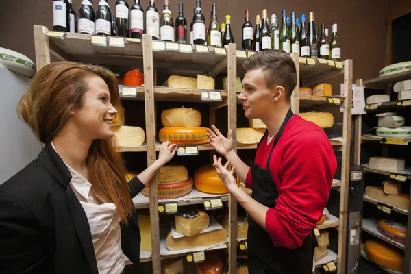 Venditore che mostra formaggio — Foto Stock