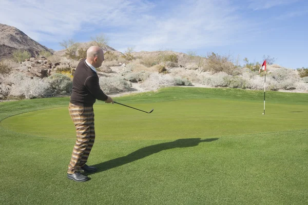 Male golfer swinging his club — Stock fotografie