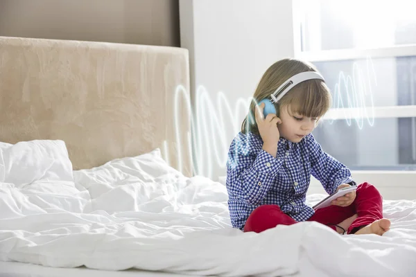 Menino ouvindo música — Fotografia de Stock