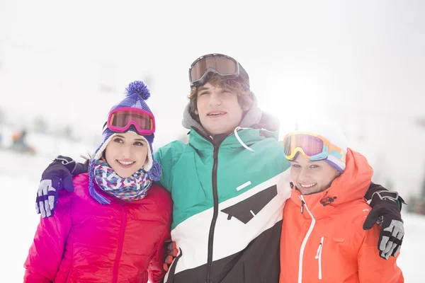 Jeune homme avec des amies debout — Photo