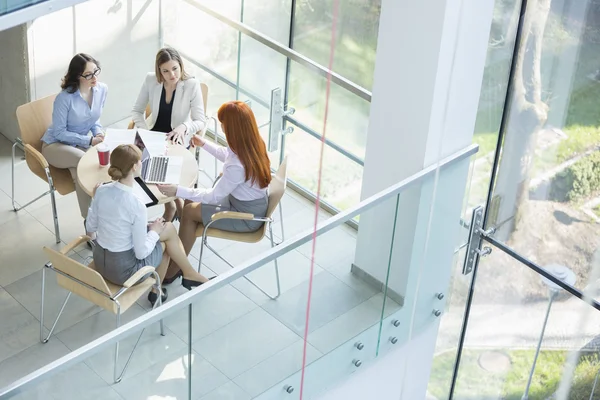 Vrouwelijke ondernemers bespreken iets — Stockfoto