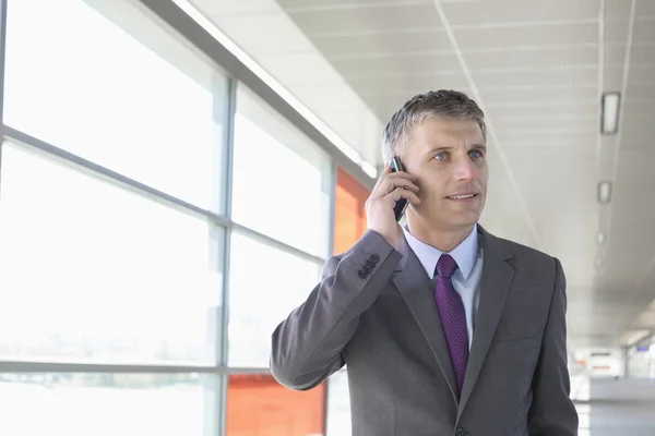 Zakenman met mobiele telefoon — Stockfoto