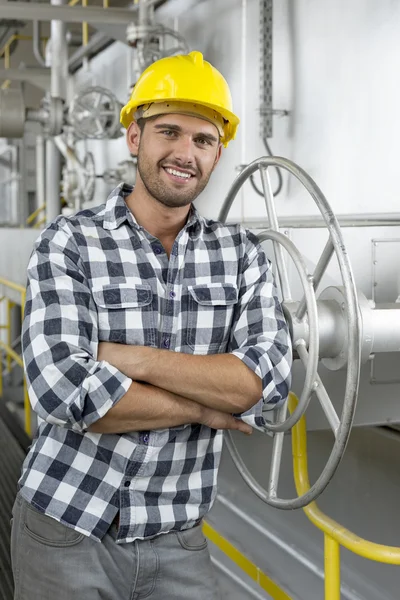 Trabajador apoyado en válvula grande — Foto de Stock