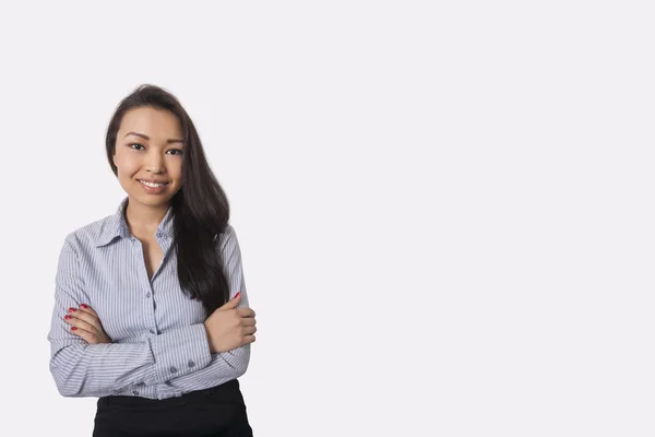 Femme d'affaires debout avec les bras croisés — Photo