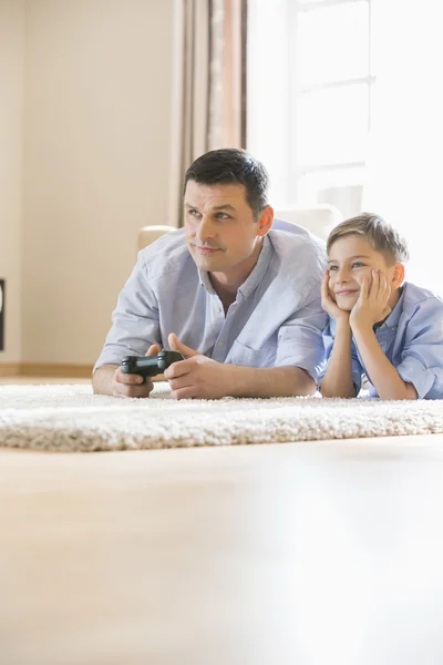 Vader en zoon spelen videospel — Stockfoto