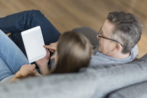 Far och dotter med digital tablet — Stockfoto