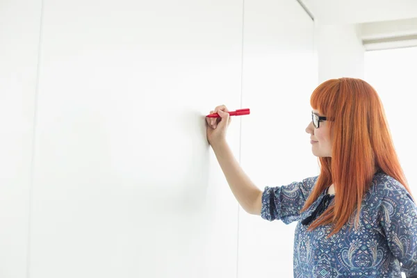 Affärskvinnor skriva på whiteboard — Stockfoto