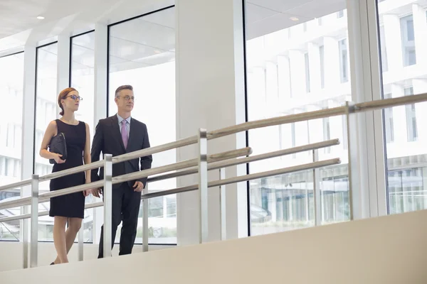 Gente de negocios caminando por barandilla —  Fotos de Stock